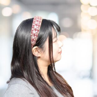 職人技が光るインド刺繍カチューシャ〈ボルドーゴールド〉
