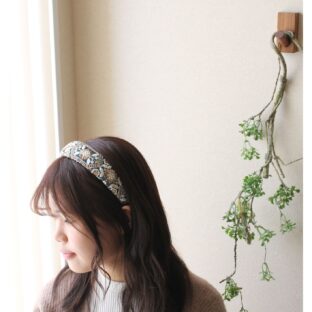 【送料込み】贅沢ハンドメイド✨インド刺繍カチューシャ〈グリーンヘキサゴン〉