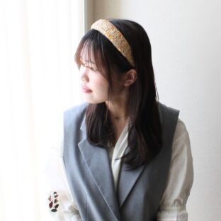 職人技が光るインド刺繍カチューシャ〈ターメリックイエロー〉